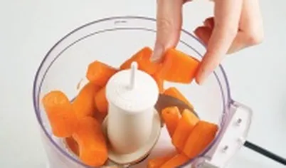 Морковь очистите, натрите на терке или измельчите в блендере. Яблоко очистите, удалите сердцевину, нарежьте небольшими ломтиками.