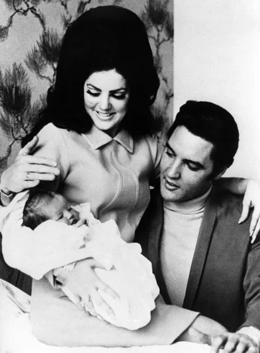 Присцилла и Элвис Пресли с новорожденной Лизой Мари