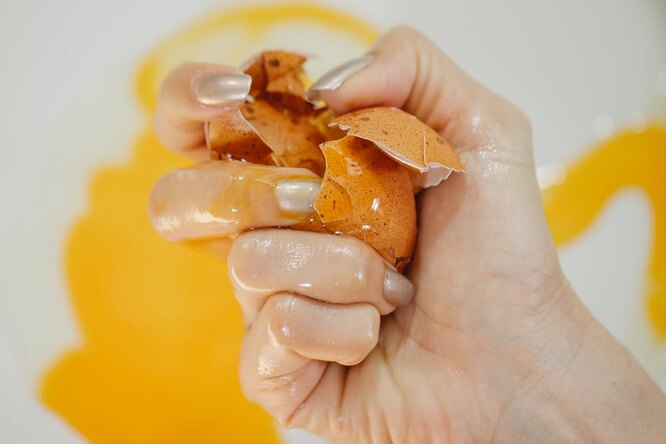 Разбитое яйцо: как просто убрать с пола сырое яйцо, которое разбилось