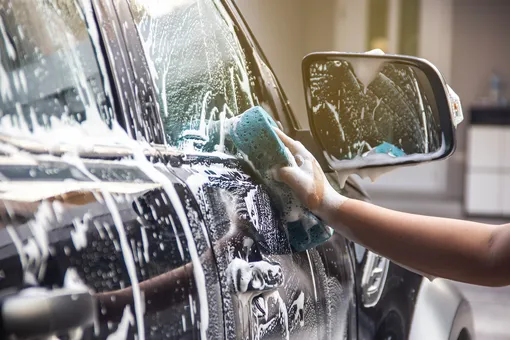 Нужно ли мыть машину зимой? Правила, риски и последствия