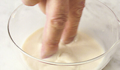 Налейте в миску теплое молоко и разведите в нем дрожжи, перемешав пальцами. Насыпьте муку и соль в чашу миксера с крюком, добавьте яйца и молоко с дрожжами.