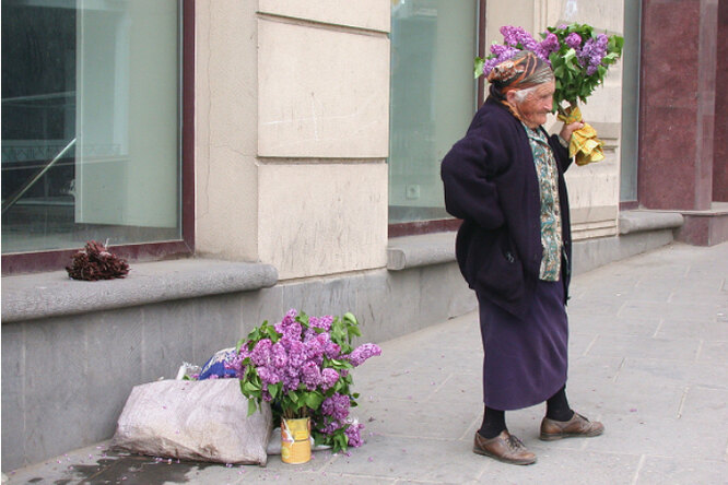 Сирень бабушки. Старушка продает цветы. Бабки торгуют цветами. Старушка с цветами. Бабка продает цветы.