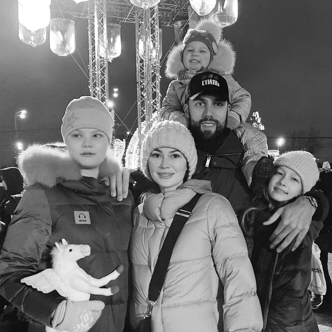 Ольга Ушакова с мужем Адамом Каримом и старшими дочерьми