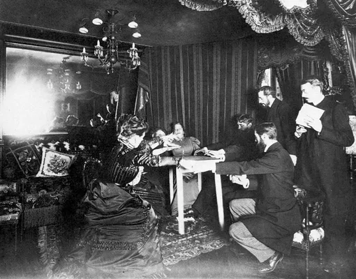 Спиритический сеанс с участием французского астронома Камиля Фламмариона. Париж, вторая половина 19-го века​