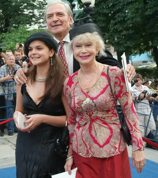 Светлана Немоляева с мужем и внучкой