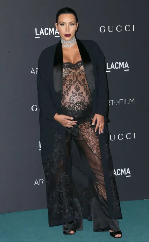 10 самых откровенных платьев Ким Кардашьян: неожиданный вырез и другие фишки