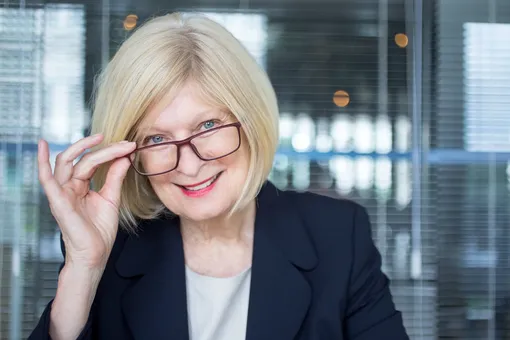 Свежо и стильно: 8 идей омолаживающих стрижек для женщин старше 50 лет в очках