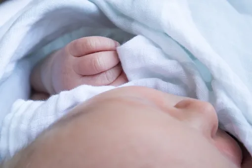 «Наконец они встретились»: женщина родила сына через 10 лет после его брата-близнеца
