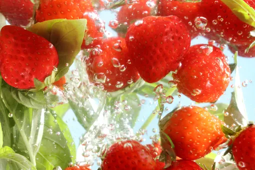 Замочите в этом растворе ягоды на 5−10 минут. Затем слейте воду через дуршлаг и не споласкивайте их водой