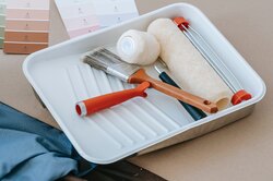 Как покрасить межкомнатную дверь своими руками? Подробное видео от декоратора