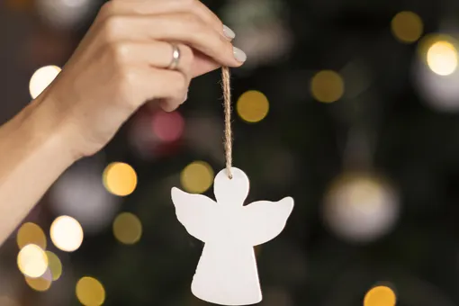 Как сделать новогоднюю гирлянду с ангелами: учимся по видео
