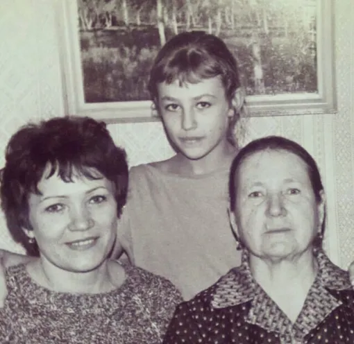 Екатерина Волкова с мамой и бабушкой, из личного архива актрисы
