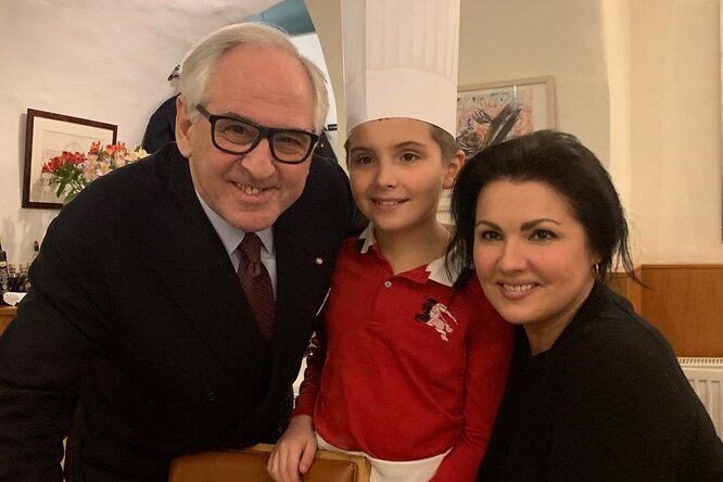 «Летние трудовые работы»: 11-летний сын Анны Нетребко помогает в пиццерии
