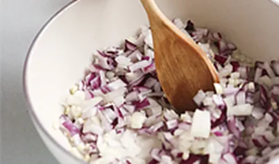 В глубокой сковороде разогрейте растительное масло, обжарьте лук и чеснок, 5 минут.