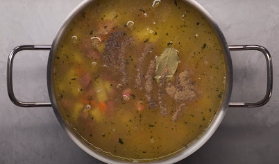 Доведите суп до кипения и варите на среднем огне, пока не приготовится картошка. Это займёт около 10-15 минут. Посолите, поперчите по вкусу.