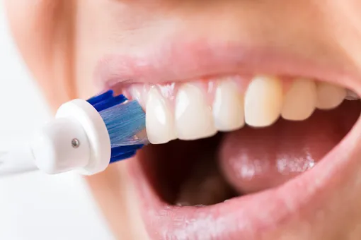 зубная щетка чистит зубы