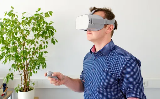 мужчина в очках виртуальной реальности