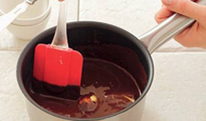 Для шоколадного ганаша на водяной бане растопите шоколад со сливочным маслом, добавьте сливки и смешайте до однородной консистенции. Остудите.