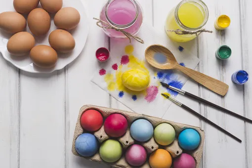 Для самых ленивых: 5 оригинальных и простых способов покрасить яйца к Пасхе