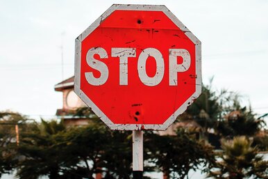 Почему дорожный знак STOP — это красный восьмиугольник: сложное ПДД