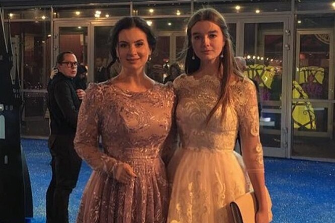 Екатерина Стриженова и ее 15-летняя дочь поразили сказочными нарядами на мюзикле «Золушка»