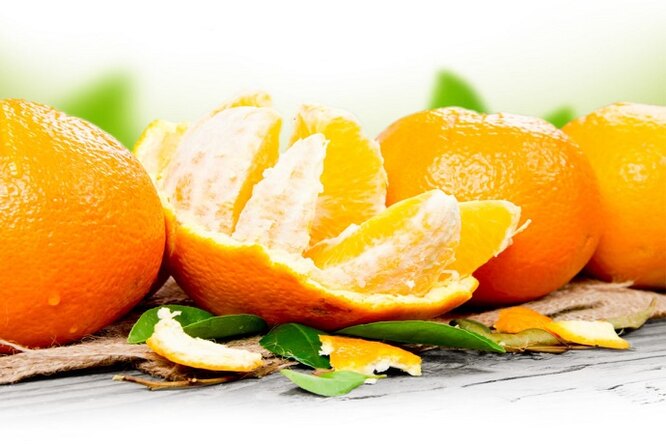 Дольки апельсина выглядывают из кожуры, антиоксиданты против старения