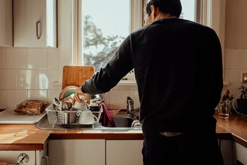 Как заставить мужа убрать кухню и ещё 5 топовых роликов из TIkTok 2021 года
