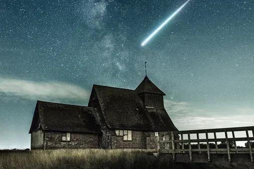 В Канаде метеорит пробил крышу и приземлился в сантиметрах от спящей женщины