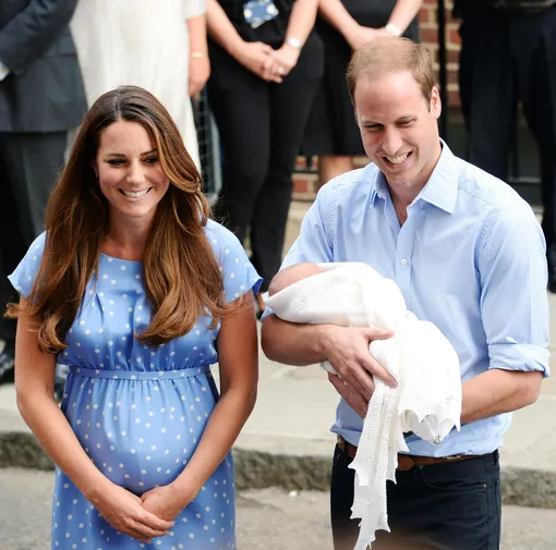 Кейт Миддлтон и принц Уильям с новорождённым Джорджем на пороге больницы Святой Марии в июле 2013 года