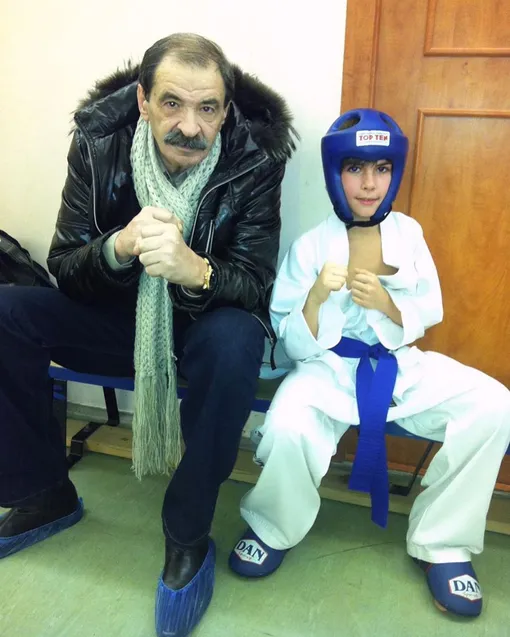 Илья Олейников с внуком Тимофеем. Архивное фото