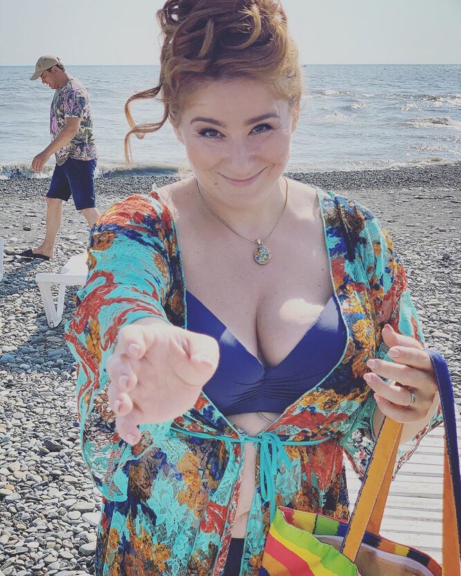 Юлия Куварзина продемонстрировала эффектное декольте в бикини на пляжном  фото