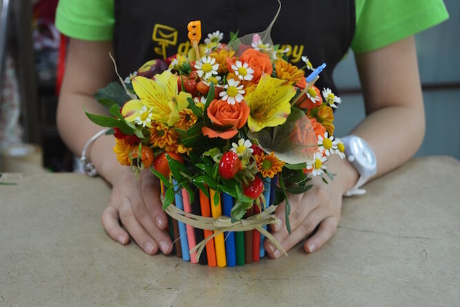 Как сделать букет на подарок в школу первого сентября, необычный букет излистьев и цветов на 1 сентября