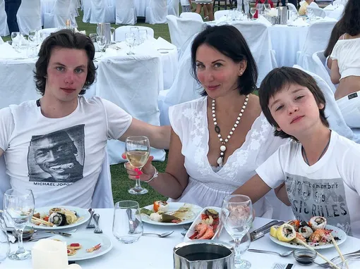 Алика Смехова с сыновьями Артемом и Макаром
