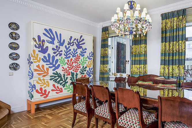Шкаф «Матисс», выполненный по рисунку декоратора Кирилла Истомина, во многом создает настроение всего пространства гостиной.
