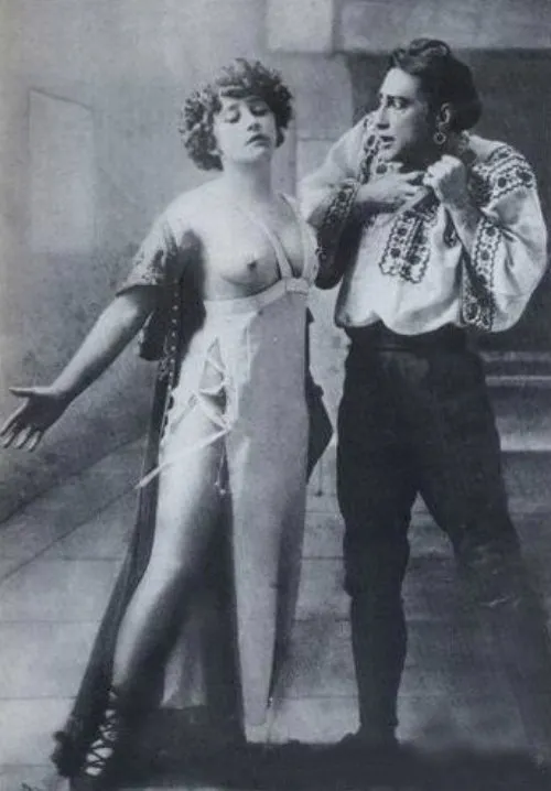 Специально под Колетт знаменитый танцовщик Жорж Ваг поставил ряд танцев-пантомим, полных эротического подтекста