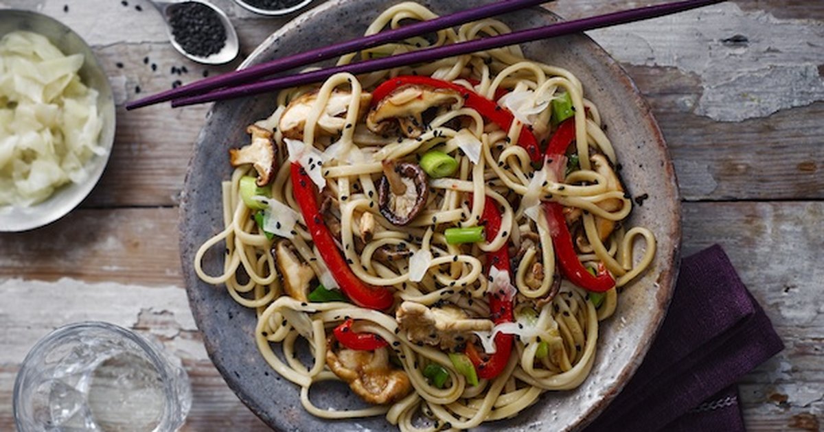 Лапша с грибами на поминки. Соба блюдо. Лапша с грибами. Дошимин лапша грибная. Лапша с грибами шиитаке в коробке калорийность.