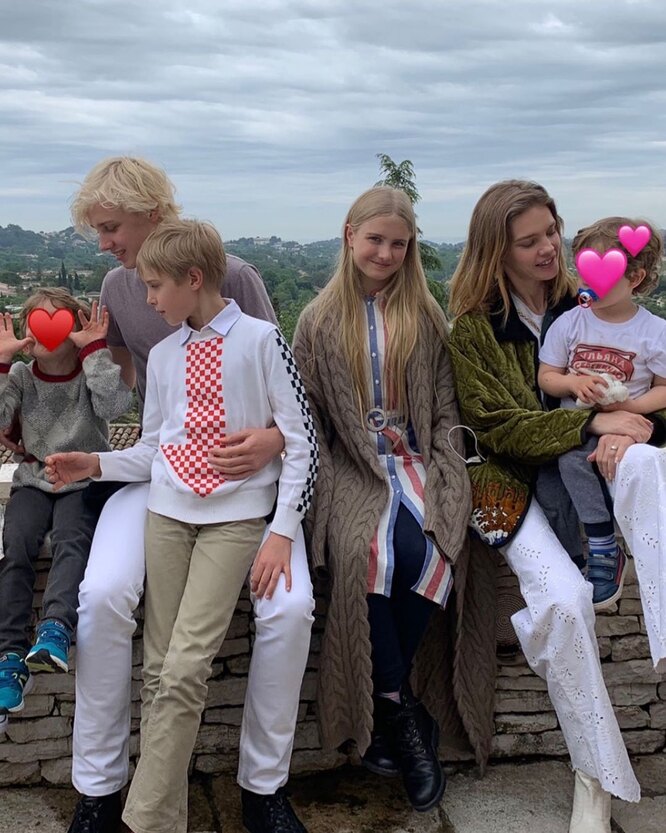 Наталья Водянова со всеми детьми фото