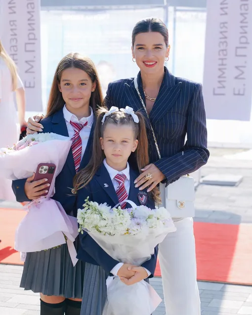 Ксения Бородиной с дочерьми: 14-летней Марусей и 7-летней Теоной