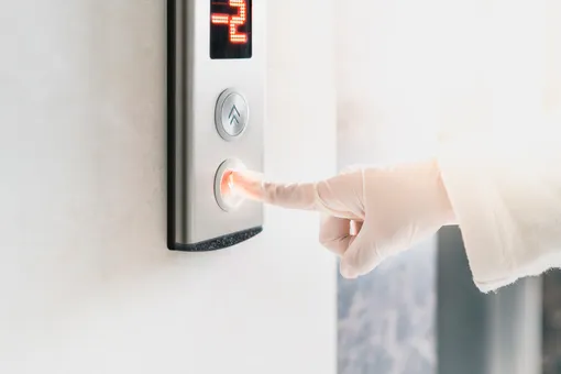 Лифт, подъезд и банкоматы: 5 лайфхаков для жизни, которыми делятся люди в интернете