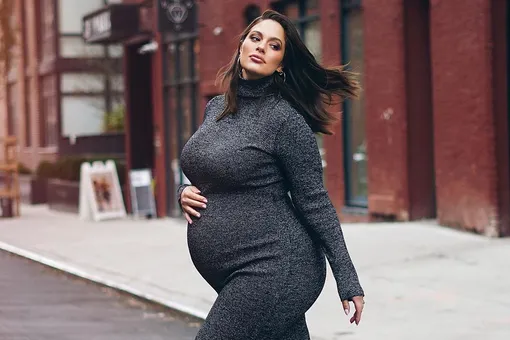 «Пытаюсь принять свое новое тело»: модель plus size Эшли Грэм снялась обнаженной на последних месяцах беременности