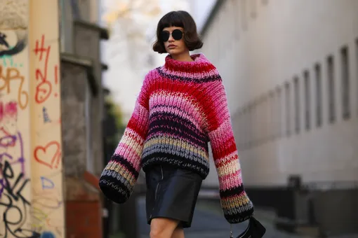 С чем носить объёмный свитер в 2024 году: 10 модных образов с фото