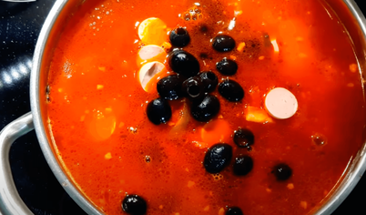 Мясные продукты возвращаем в кастрюлю, добавляем к ним нарезанные маслины или оливки, перемешиваем и оставляем вариться на медленном огне 10-15 минут.
К солянке добавляем каперсы и приправы по вкусу. Накрываем суп крышкой и томим на выключенной плите ещё 15 минут. Мясные продукты возвращаем в кастрюлю, добавляем к ним нарезанные маслины или оливки, перемешиваем и оставляем вариться на медленном огне 10-15 минут.
К солянке добавляем каперсы и приправы по вкусу. Накрываем суп крышкой и томим на выключенной плите ещё 15 минут.
