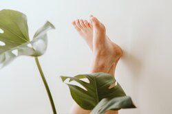 5 секретов педикюра в домашних условиях: можно ли тереть пятки пемзой и безопасны ли педикюрные носочки
