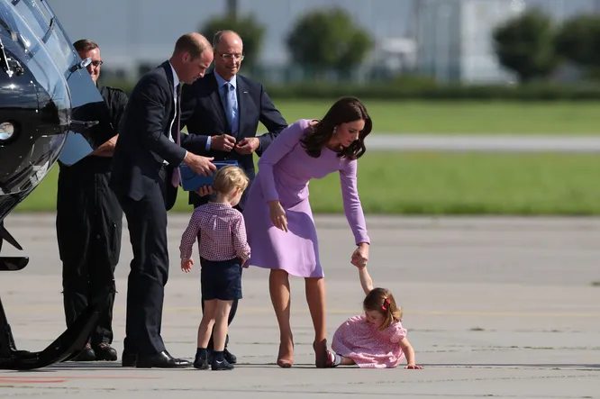 21 июля 2017 года принц Уильям и Кейт Миддлтон вместе с детьми посетили Гамбург во время тура по Польше и Германии. Тогда маленькую Шарлотту не очень впечатлила вертолётная экскурсия - принцесса начала капризничать, затопала ногами и упала на землю