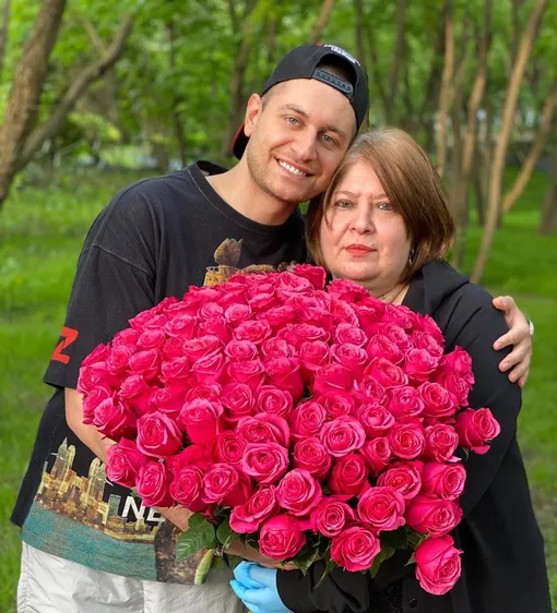 Давид Манукян и его мама фото
