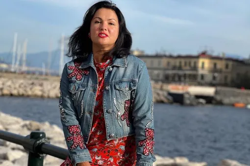 «Ножки просто огонь»: 51-летняя Анна Нетребко гуляет по Италии в майке и мини-шортах