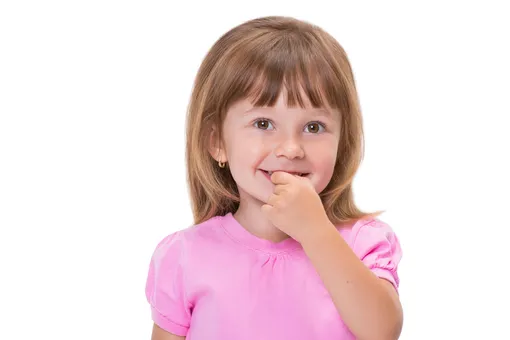 Почему ребенок грызет ногти? И правда ли, что не нужно его отучать?