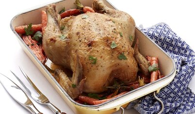 Разогрейте духовку до 200С. Поставьте курицу подрумяниться на 10 минут, затем подавайте курицу, запеченную в духовке, на стол. 