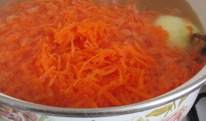 Добавляем луковицу (целиком), соль, морковь натертую тертую, лаврушку и перец