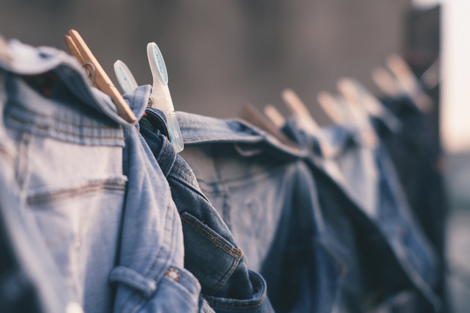 Как правильно стирать джинсы, чтобы они меньше изнашивались